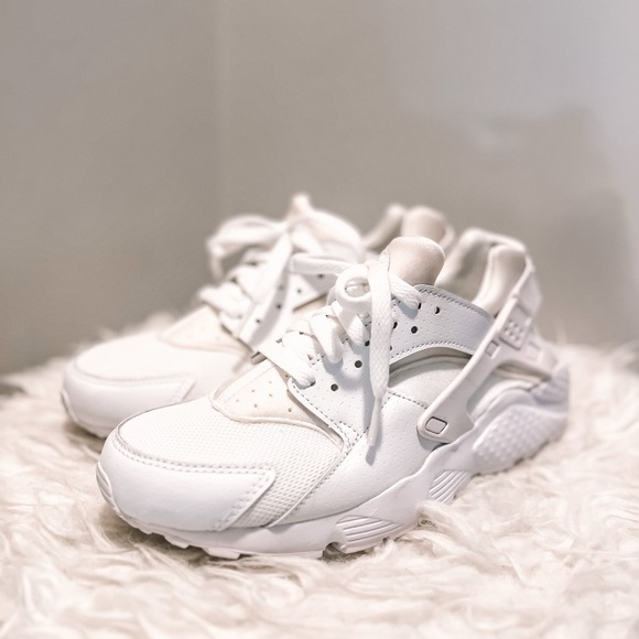 Wmns Triple White Nike Huarache size 7 - Picture 3 of 6